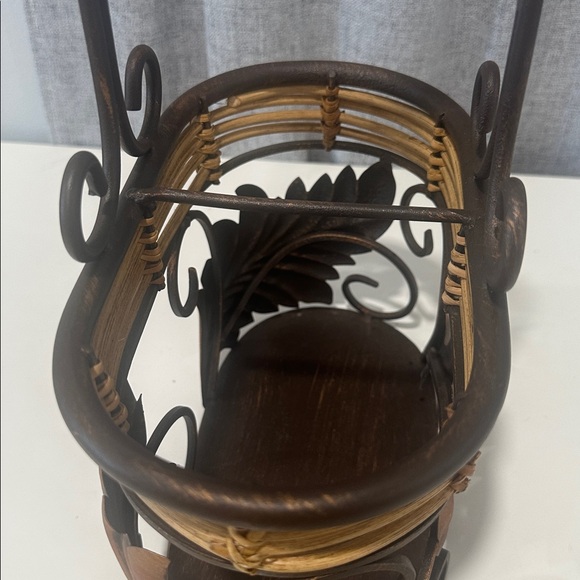 Wicker and Metal Basket with Leaf Design. - Picture 7 of 7